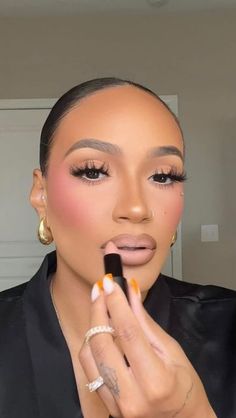 Natural Eye Bold Lip Makeup Looks, Bold Lip Makeup Looks, Lip Makeup Looks, Brown Lipliner, Las Vegas Makeup, Bold Lip Makeup, Vegas Makeup, Cool Brown, Bold Lip