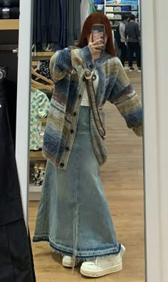 Winter Denim Skirt Outfit, Kinderwhore 90s Grunge Style, Long Denim Skirt Outfit Winter, Maxi Skirt Outfit Winter, Long Denim Skirt Outfits, Skirt Outfits For Women, Winter Shirt Outfit, Winter Maxi Skirt Outfit, Y2k Jean Skirt