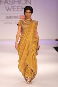 Konkona Sen Sharma walks the ramp for Anavila Mishra at the Lakme Fashion Week Winter/Festive 2014 Day 3. #Bollywood #Fashion #Style #Beauty Purvi Doshi, Sari Blouse Styles, Drape Sarees