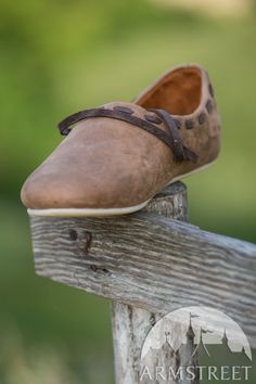 Short everyday medieval slippers "Bivouac". Available in: brown leather, black leather, light brown leather :: by medieval store ArmStreet Medieval Shoes Women, Female Leather Slippers, Medieval Boots, Medieval Shoes, Sca Garb, Historical Shoes, Medieval Garb, Ren Fest, Medieval Style