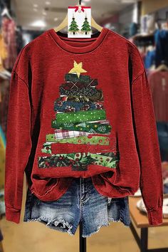 Mixed Christmas Tree Print Sweatshirt – rockyrecs Christmas Sweatshirt Ideas, Patchwork Christmas, Sweatshirt Makeover, Xmas Dress, Applique Sweatshirt, Patchwork Clothes, Quilted Sweatshirt, Diy Sweatshirt, Recycled Fashion