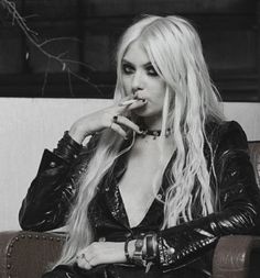 Taylor Momsen Aesthetic, Taylor Momsen Style, Taylor Momson, Girls Squad, Pretty Reckless, Rock Aesthetic, Rockstar Aesthetic, Rocker Girl, Women Of Rock