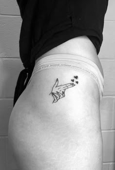 Hip Tattoos For Women, Tattoo Main, Upper Leg Tattoos, Hip Thigh Tattoos, Hip Tattoos, Hip Tattoos Women, Inspiration Tattoos, Leg Tattoos Women, Thigh Tattoos Women