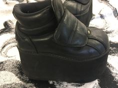 Vintage 90s BUFFALO tower 10cm high black platform techno rave shoes US6 UK3,5 EU36 Condition:Very good vintage Rare to find these with velcro straps instead of laces. Buffalo Shoes, Rave Shoes, Techno Rave, 90s Rave, Rock Chic, Black Platform, Platform Sneakers, Velcro Straps, Shoes Trainers