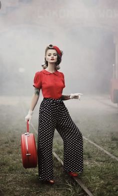 Outfits Trousers, 40s Mode, Mode Rockabilly, 1940's Style, Woman In Red, 40s Fashion, Retro Mode, Vintage Inspired Outfits