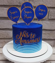 there is a blue cake with gold decorations on the top that says no te amamos