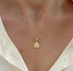 Minimalist Solid 14K Solid Gold Sea Shell Pendant Necklace. Perfect Gift For Sea Lovers! Sea Shell Charm Comes With The Option Of A Beautiful Box Chain That Feels Like Silk. Jewelry Comes In A Cute Gift Box Ready To Present.  * All Jewelry Is New And Inspected For Quality Assurance. * Jewelry Is Crafted In Genuine High Quality 14K Gold. * We Do Not Sell Gold Plated. Item Detail: Metal: 14K Yellow Gold Measurement: 19x11mm Weight: 1.7 Grams *Chain Sold Separately* Chain: Box Chain Closure: Lobster Clasp ✨ Feel Free To Ask Me Any Questions Or Concerns You May Have ✨ 🌈 Follow Me On Instagram @sarakayjewelry Thank You For Visiting My Shop. Sea Shell Pendant, Shell Charm Necklace, Sea Shell Necklace, Sea Necklace, Necklace Everyday, Sea Jewelry, Silk Jewelry, Gold Coin Necklace, Dainty Pendant