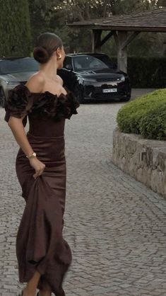 Brown Off Shoulder Dress, Old Money Night Dress, Brown Aesthetic Wedding, Old Money Bridesmaid Dresses, Evening Party Dress Classy, Satin Dress Outfit Classy, Old Money Wedding Dress, Brown Bridesmaids, Brown Prom Dress