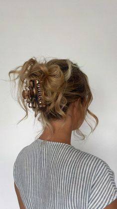 Unique Trending hairstyle ideas|hairstyles for thinning hair For Women Messy Claw Clip Bun, Updo Claw Clip, Claw Clip Outfit, Claw Clip Messy Bun, Frankie Valli, Hair Stylies, Work Hairstyles, Bad Hair, Aesthetic Hair