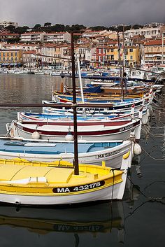 several small boats are docked in the water