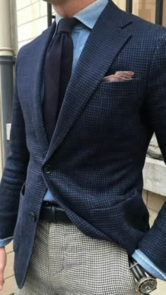 Bond Suits, Denim Shirt Outfit, Older Mens Fashion, British Style Men, Blazer Outfits Men, Preppy Men, Classy Suits, Mens Fashion Blazer, Smart Casual Men