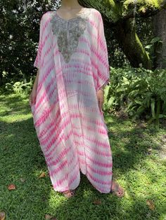 #kaftan #bohemiankaftan #caftan #kimonodresses #fallfashion #handmadecaftan #lounger #beachkaftan #bohemianclothing Kaftans Dresses, Embroidered Caftan, Kaftan Maxi Dress, Relaxed Outfit, Summer Fashion Trends, Hottest Fashion Trends, Style Maxi Dress