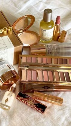 Evening Eye Makeup, Makeup Collection Goals, Makeup Materials, Gold Makeup Looks, Beauty Finds, Gold Makeup, Bold Makeup