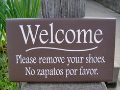 a sign that says welcome please remove your shoes, no zapaos for favors