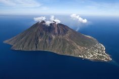 Dubai Itinerary: 7 Days in the UAE in 2022 Stromboli Volcano, Aeolian Islands, Italy Travel Tips, Destination Voyage, Visit Italy, Messina, Best Hikes, Lake Como, Lonely Planet