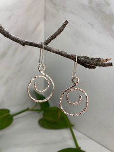 Sterling hammered spiral dangle earrings Hammered Silver Jewelry, Hammered Earrings, Spiral Earrings, Handmade Wire Jewelry, Handmade Jewelry Designs, Handmade Wire, Hammered Silver, Wire Earrings, Jewelry Designs