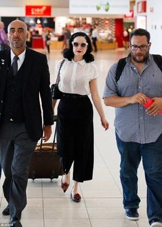 Dita Von Teese Outfits Street Style, Dita Von Teese Street Style, Dita Von Tees, Retro Chic Fashion, Adelaide Airport, Dita Von Teese Style, Vintage Fashion Style, Porcelain Skin, Pinup Style