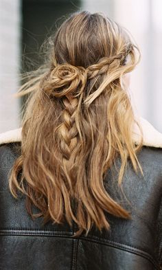 The best half up hairstyles to try now— braids, buns, ponytails, you name it they're all chic (and festival season appropriate) Holiday Braids, Transition Outfits, Bohol, Half Up Hair, Plaits, Hair Envy, Plaid Skirt