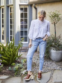 Heeled Clogs Outfit, Clog Outfit Fall, How To Style Clogs, How To Wear Clogs, Outfits With Clogs, Clog Outfits, Clogs Outfit Fall, Clog Outfit, Clogs Outfits