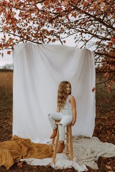 Backdrops Outside Photoshoot, Fall Family Photos Mini Sessions, Portrait Props Ideas, Fall Sessions Photography, Fall Family Mini Sessions Set Up Outdoor, Egg Chair Fall Photoshoot, Mini Shoots Ideas, Fall Mini Ideas Photography, Fall Session Setup