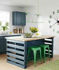 Nous Décor Pallet Kitchen Island, Koti Diy, Pallet Kitchen, Building A Kitchen, Diy Kitchen Island, Trendy Kitchen, Decor Minimalist, Pallet Furniture, Diy Kitchen