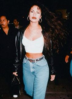 #fashion #selena Peaking Bra Outfit, 80s Fashion Mexico, 80s Fashion For Women Aesthetic, 90s Fine Outfits, Selena 80s, 90s Era Aesthetic, Main Character Aesthetic Outfits, 90s Latina Fashion Outfit, Outfit 80s Mujer