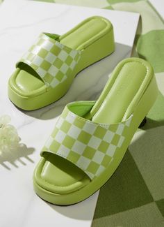 Cute Slip On Shoes, Checkerboard Aesthetic, Sandals Aesthetic, Quoi Porter, Flatform Sandals