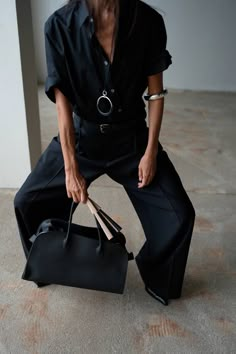 Black Outfit Edgy, Blazer Design, Minimalism Style, Minimalist Bag, Fashion Journals, City Outfits, Casual Preppy Outfits, Total Black