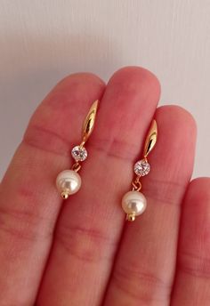 These pearl drop earrings for brides are perfect for a bling wedding theme. Gorgeous pearl earrings, that look beautiful and attractive. You will love it. Simple, beautiful and femenine earrings, that you will be able to wear on many occasion even after the ceremony.   Available: SILVER, GOLD  Please read my policies before purchase: https://www.etsy.com/shop/SilkPearlDesign#policies Bling Wedding Theme, Simple Pearl Earrings, Small Earrings Gold, Gold Earrings Models, Small Dangle Earrings, Modern Gold Jewelry, Indian Jewellery Design Earrings, Bling Wedding, Gold Pearl Earrings