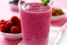 I am down 22 pounds in a month and I have made this shake everyday for breakfast!! Best Weight loss Smoothie and a must try.. Everyone has mentioned they are losing weight using this daily. The lady who created it was on the Dr OZ show where this smoothie Yummy Fruit Smoothies, Menu Sarapan Sehat, Resep Smoothie, Berry Breakfast, Berry Smoothie, Idee Pasto Sano, Flaxseed, Fruit Smoothie Recipes, Smoothie Shakes