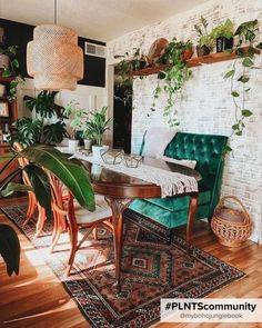 Add plants to your dining room Eclectic Home Inspiration, Non Traditional Dining Room, Dining Room Inspiration Apartment, Bohemian Style Dining Room, Industrial Dining Room Decor, Cool Dining Rooms, Cozy Dining Room, Bohemian Dining Room, Eclectic Dining Room