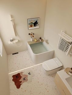 a bathroom with a sink, toilet and bathtub in it's center area