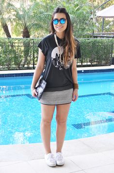 Saia cinza + t-shirt preta cruz + tenis + colar ♡♡♡ Mais Looks Com All Star, Closet Fashion, Slot Gacor, Fashion Models, Casual Looks