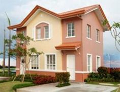 a small house is shown in the front yard