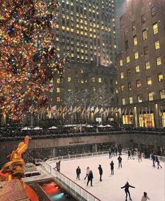 NYC • Chrisrmas • Ice skating • Christmas Tree • Winter Aesthetic • Winter Vibes • Snow • Cold New York Noel, Christmas Nyc, New York City Christmas, San Myshuno, Christmas Dreaming, Nyc Christmas, Nyc Aesthetic