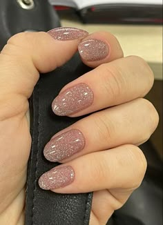 Beige Nails With Sparkle, Nail Elegant Classy, Short Glitter Nail Ideas, Glitter Round Nails, Round Glitter Nails, Glitter Color Nails, Glitter Nail Art Sparkle, Brown Sparkly Nails, Pink Champagne Nails