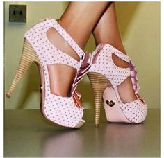 Spring heels Fantasy Footwear, Shoe Closets, Bow Trend, Pink High Heels, Fabulous Shoes, Hot Shoes, Boho Vintage, Crazy Shoes, Pretty Shoes