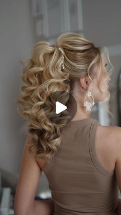 Updos For Medium Length Hair Ponytail, Sister Of The Bride Hairstyles, Bridesmaid Ponytail Tutorial, Bridal Hair Ponytail Tutorial, Side Pony Tailed Hairstyle Wedding, Hairstyles To Wear To A Wedding, Hollywood Waves Half Up, Bridal Hair Tutorial Step By Step, Curly Hairstyles For Bride