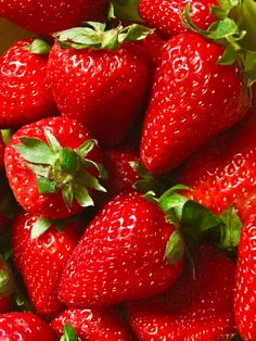 a pile of ripe strawberries sitting on top of each other