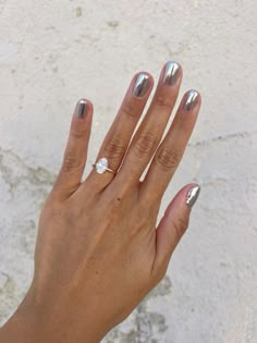 Shellac Nails 2023 Trends, Silver Chrome Gel Nails, Silver Chrome Short Nails, Light Silver Chrome Nails, Short Silver Chrome Nails, Silver Dip Powder Nails, Chrome Nails Designs Silver, Metallic Short Nails, Short Metallic Nails