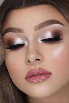 Halloween Make-up Looks, Silver Eyeshadow, Bridal Eye Makeup, Simple Eyeshadow, Prom Makeup Looks, Glitter Eyeshadow Palette, Smink Inspiration, Dramatic Makeup