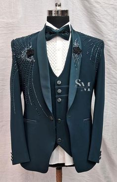 Teal green party wear suit set of 5 pieces includes jacket with work as shown in image , a vest /waistcoat , pant, bow tie and a white plain shirt (shirt not as shown) to catch the eyeballs in event.  *𝐓𝐞𝐱𝐭 𝐦𝐞 𝐢𝐧 𝐭𝐡𝐞 𝐦𝐞𝐬𝐬𝐚𝐠𝐞 𝐬𝐞𝐜𝐭𝐢𝐨𝐧 𝐟𝐨𝐫 𝐚𝐧𝐲 𝐪𝐮𝐞𝐫𝐲.  * Connect me if your chest is above 44 inches  * ■𝙁𝙖𝙗𝙧𝙞𝙘 :- premium terry rayon   📌𝙉𝙊𝙏𝙀:- ---------------  𝙋𝙊𝙎𝙎𝙄𝘽𝙄𝙇𝙄𝙏𝙔 𝙊𝙁 𝙇𝙄𝙏𝙏𝙇𝙀 𝘿𝙀𝙑𝙄𝘼𝙏𝙄𝙊𝙉 𝙄𝙉 𝘾𝙊𝙇𝙊𝙍 𝘿𝙐𝙀 𝙏𝙊 𝘿𝙄𝙁𝙁𝙀𝙍𝙀𝙉𝙏 𝙎𝘾𝙍𝙀𝙀𝙉𝙄𝙉𝙂 𝘼𝙉𝘿 𝙋𝙃𝙊𝙏𝙊𝙂𝙍𝘼𝙋𝙃𝙄𝘾 𝙍𝙀𝙎𝙊𝙇𝙐𝙏𝙄𝙊𝙉𝙎. King Suit Royal, Emerald Green Suits For Men, Green Suit For Men, Teal Tuxedo, Unique Prom Suits, Best Groom Suits, Peacock Suit, Rainbow Suit, Marriage Suits