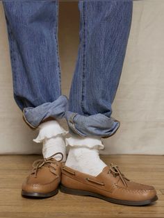 Boat Shoes Outfit, Boat Shoes Fashion, Retro Inspired Fashion, Ugly Shoes, Leather Boat Shoes, Shoes Outfit, Fashion People, Classic Jeans, Brown Leather Jacket