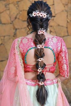 Flaunt those tresses, long or short, with these mind-blowing wedding hairstyles of the year 2022. D.I.Y. or call an expert to get these & ante up your wedding looks to the T! Simple Bridal Hairstyle, South Indian Wedding Hairstyles, Bridal Hairstyle Indian Wedding, Engagement Hairstyles, Bridal Hairdo, Traditional Hairstyle