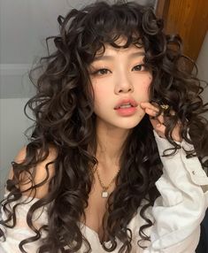 give crédits @/tezukie on instagram. Haircuts Ideas For Curly Hair, Asian Women With Curly Hair, Curly Japanese Hairstyles, French Face Claim Female, Curly Hair With Bangs Asian, Douyin Curly Hair, Short Ringlet Hair, Korean With Curly Hair, Curly Perm With Bangs