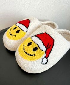 BRAND NEW Smiley Christmas slippers!!  These are in stock with limited quantities available. Ships same day!    Sizes available : SMALL - 5/6 (250mm) MEDIUM - 7/8 (260mm) LG - 9/10 (270mm) XL - 10/11 (280mm) If your unsure of size please refer to measurements above They have plastic/rubber type non slip sole and are extremely soft and comfortable!  www.Facebook.com/yegcraftbarn Happy Face Slippers, Smiley Slippers, Christmas Slippers, Plush Slippers, Christmas Gift Ideas, Happy Face, Santa Hat, Womens Slippers, Smiley