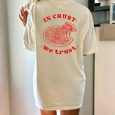 HAND ILLUSTRATED  IN CRUST WE TRUST PIZZA SHIRT SIZE ▸ Take a look at the photos to see a specific sizing chart for this t-shirt style ▸ Please note that these shirts are unisex size meaning they are not women's fitted shirts. If you're going for a more fitted look, we suggest to size down ▸ Lay your favorite shirt at home flat and measure armpit to armpit to compare to the size chart in the photos **Washing Care Instructors** * DO INSIDE OUT BEFORE WASH * DO WARM OR COLD MACHINE WASH * DO NOT B Tshirt Trends 2024, In Crust We Trust, T-shirt Designs, Food Graphic Tee, Cool Tshirt Designs, Pizza T Shirt Design, Pizza Illustration, Pizza Shirt Design, Pizza Graphic