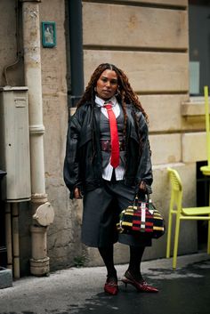 Paris Fashion Week Street Style Was All About Punchy Pops of Red - Fashionista Trendy Fall Fashion, Paris Fashion Week Street Style, Couture Runway, Spring Street Style, Of Outfits, Fashion Week Street Style, Luxury Brands, Fashion Set, Passion For Fashion