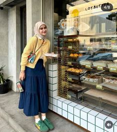 Outfit With Skirt Hijab, Picnic Outfit Hijab, Ootd Dufan, Picnic Outfit Ideas Casual, Hijab Ootd Casual, Outfit Hijab Casual Rok, Skirt Outfits Hijab, Outfit Rok, Outfit Picnic