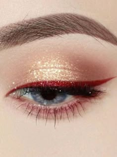 Christmas Inspired Eye Makeup, Christmas Simple Makeup Ideas, Christmas Makeup Looks For Hooded Eyes, Soft Christmas Makeup Looks, Cute Christmas Eyeshadow Looks, Christmas Night Out Makeup, Christmas’s Makeup, Christmas Makeup Inspiration, Christmas Work Makeup